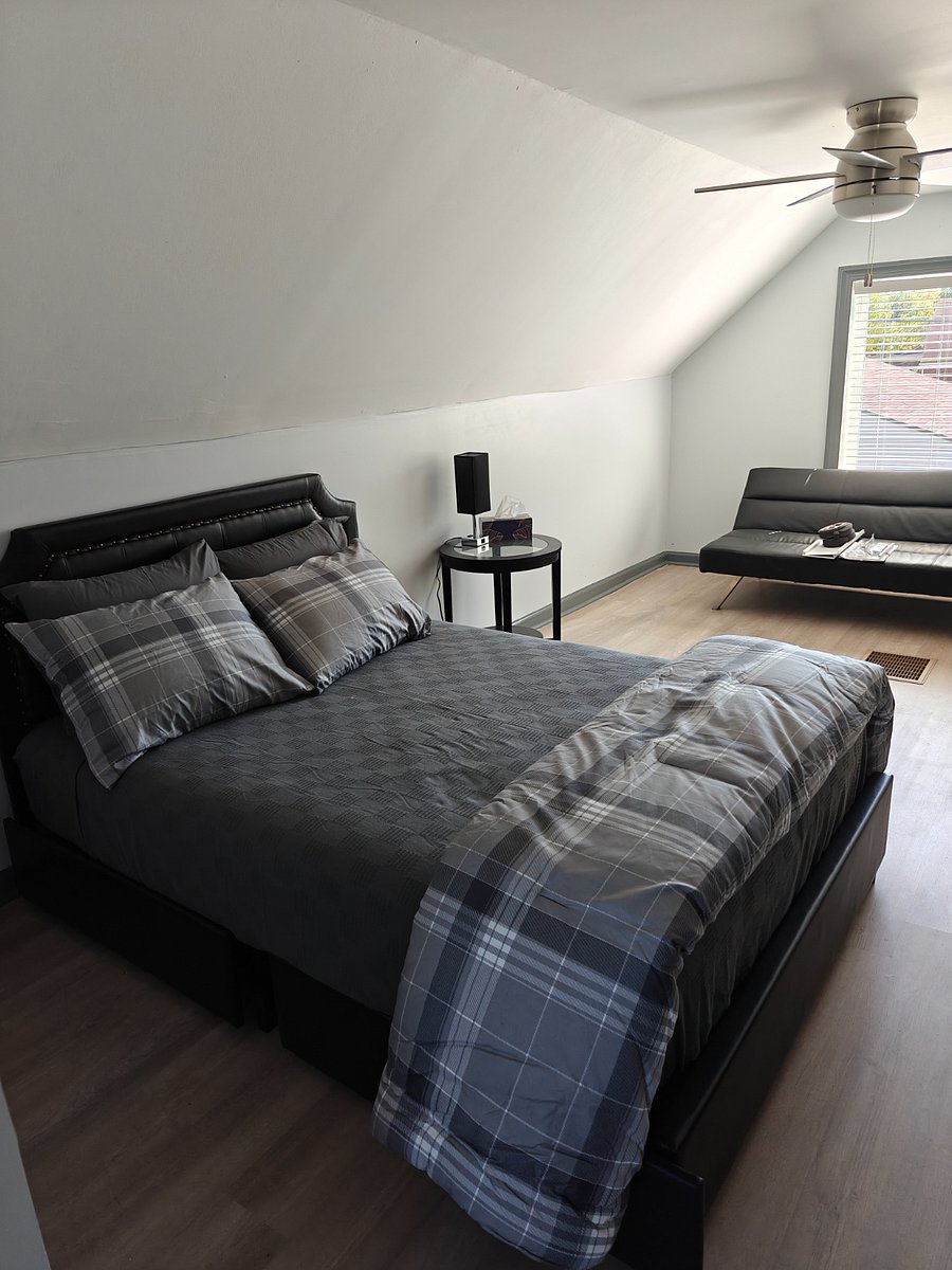 2nd Floor, Bedroom #3 (Attic Level) - Queen Size Bed + Futon