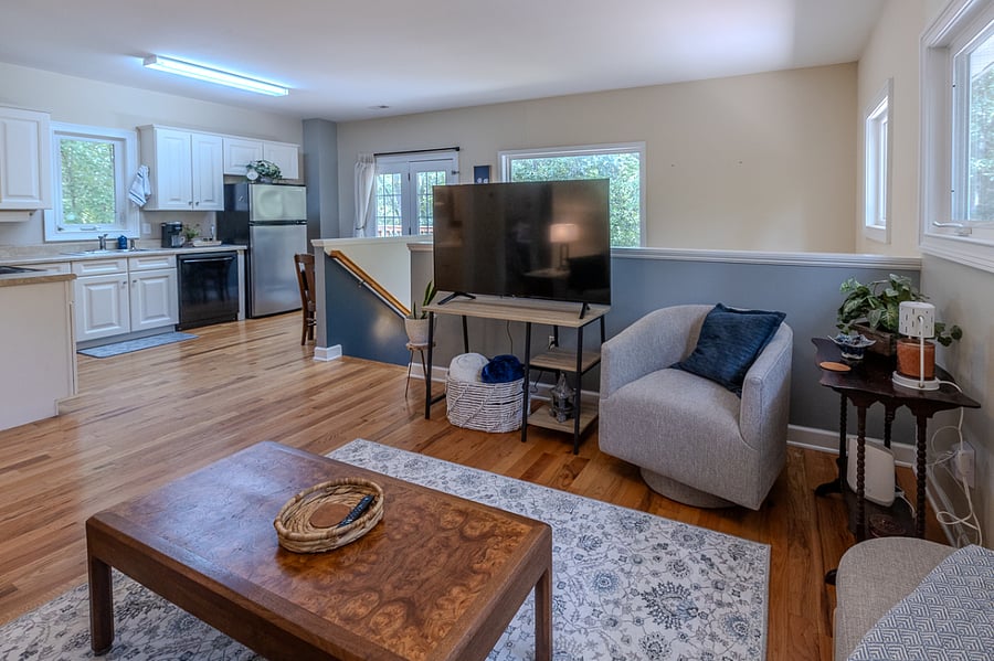 Open floor plan. Amazon Fire TV. Wi-Fi included. La Jolie candle warmer. No flame candles allowed. Swap out your own candle if preferred. Extra blankets for use. Storage inside bench.
