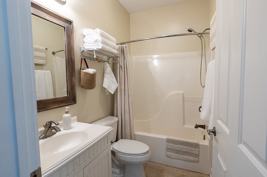 Full size bathroom. Towels, wash cloths, 2 additional bath mats included. Extra hooks on back of door for robe and towel storage. Closable trashcan by toilet. Strong water pressure.