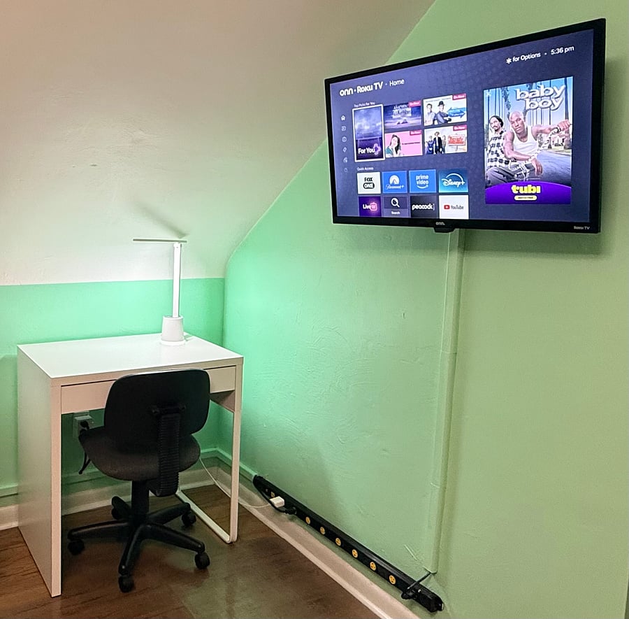 Workstation & smart TV