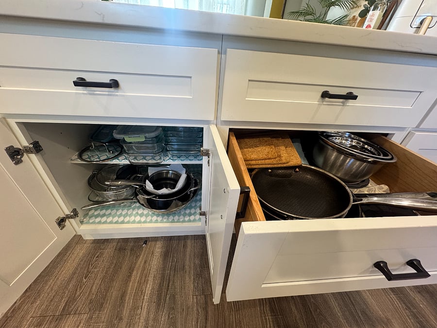 Short-term housing in Tacoma with every kitchen gadget: Cuisinart blender and food processor and air fryer, plus cookware for daily or long-shift meal prep. Fully stocked kitchen with pots, pans, baking sheets, meal prep containers, every spice & oil  perfect furnished housing for travel nurses & professionals looking for short term lease, month-to-month housing in Tacoma, Washington.