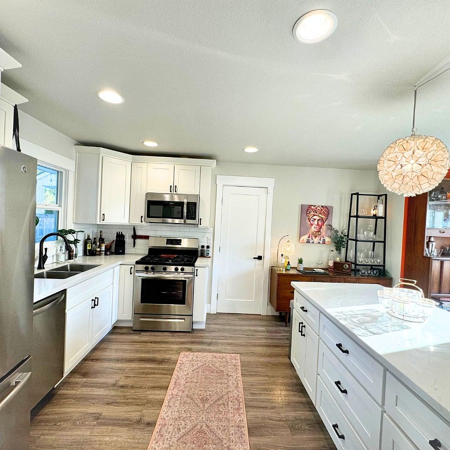 A chef's dream. You'll have access to every gadget known to man, fun barware for treating yourself to a fun beverage, a gas stove, air fryer, and more. It's just 2 minutes to the Point Ruston waterfront, Dune's Park, and Point Defiance State Park. It's a very walkable neighborhood with a Delightful Neighborhood Market, just 2 blocks away. I'd love to have you. 