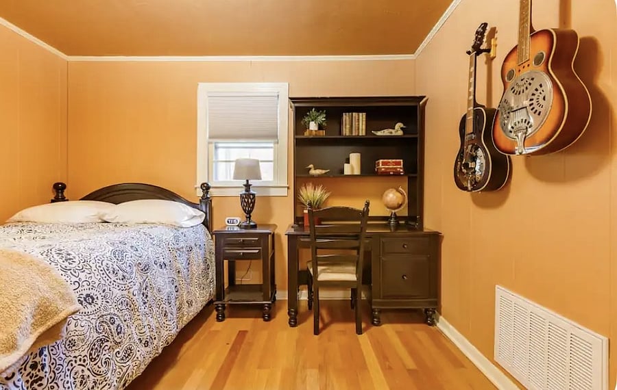 The fifth Beatle suite bed 5 
Ground floor 
Desk 
Nite stand 
Closet 