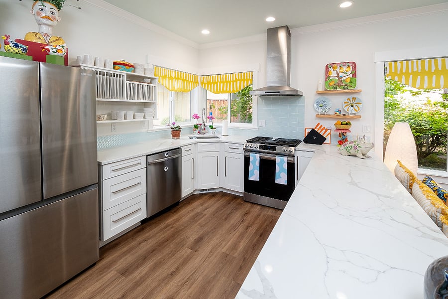 Big Modern Kitchen Provides Plenty of Space with New Appliances & Dishware