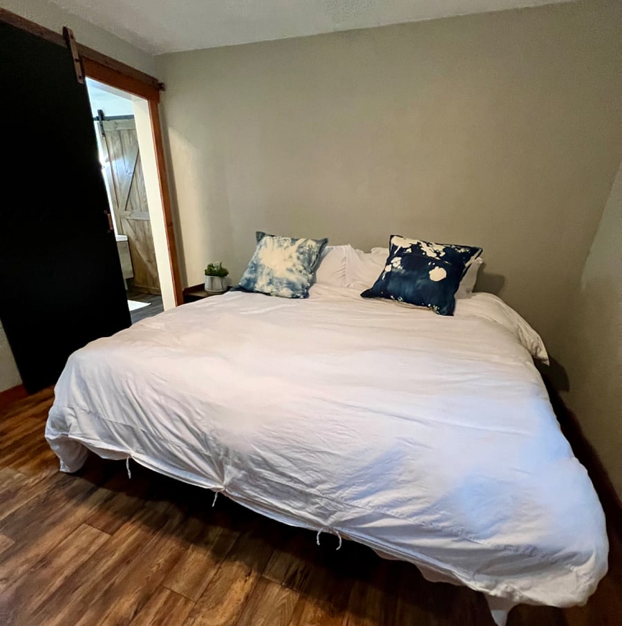 King memory foam bed, electric adjustable, down alternative comforter, ceiling fan, dehumidifier, electric adjustable desk you can stand or sit.