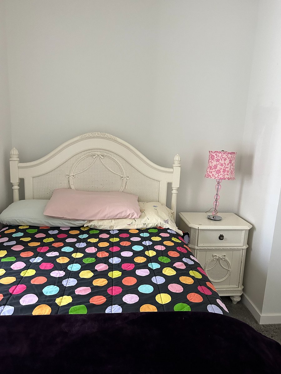main floor bed room full size
2nd bed room