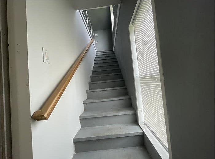 steps to the upper bedroom/space