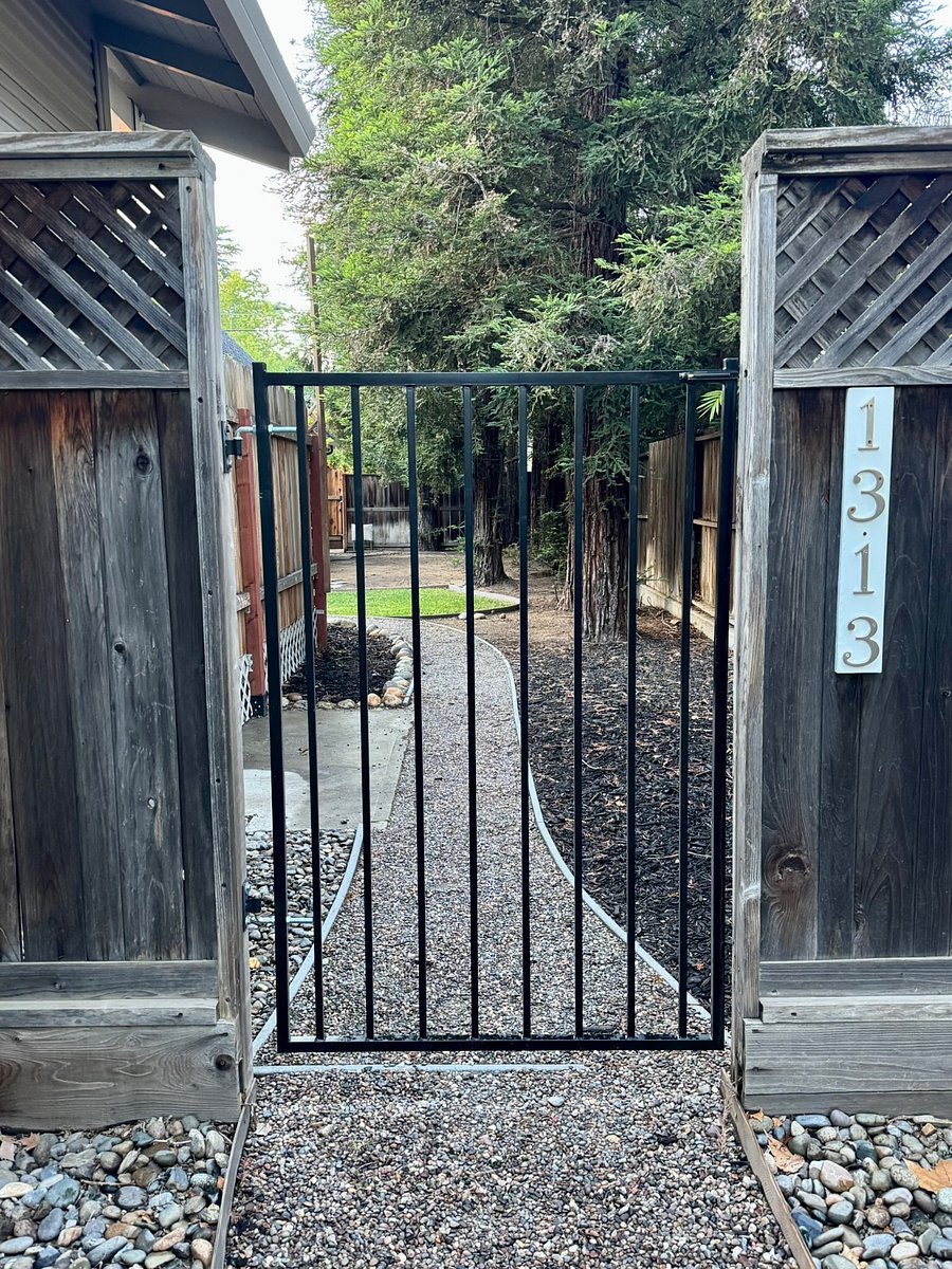 Private entrance to fenced off yard, great for young families 