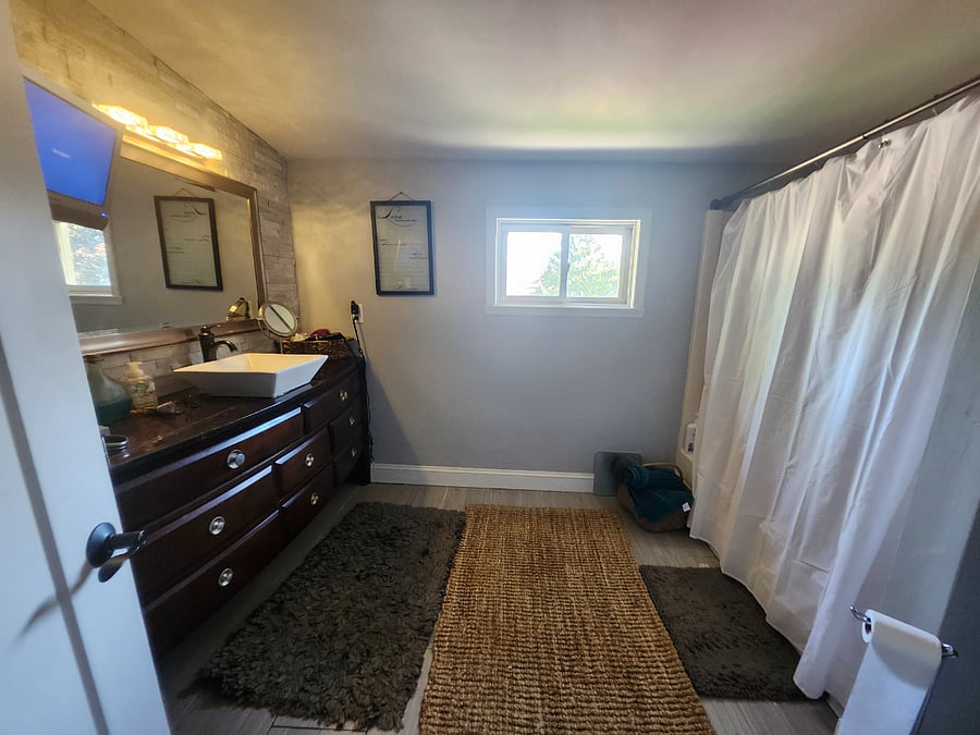 Upstairs full bathupstairs rm