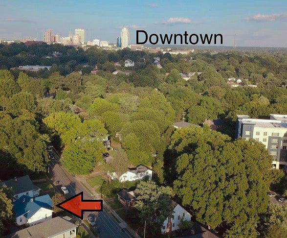 5-7 min drive to Downtown