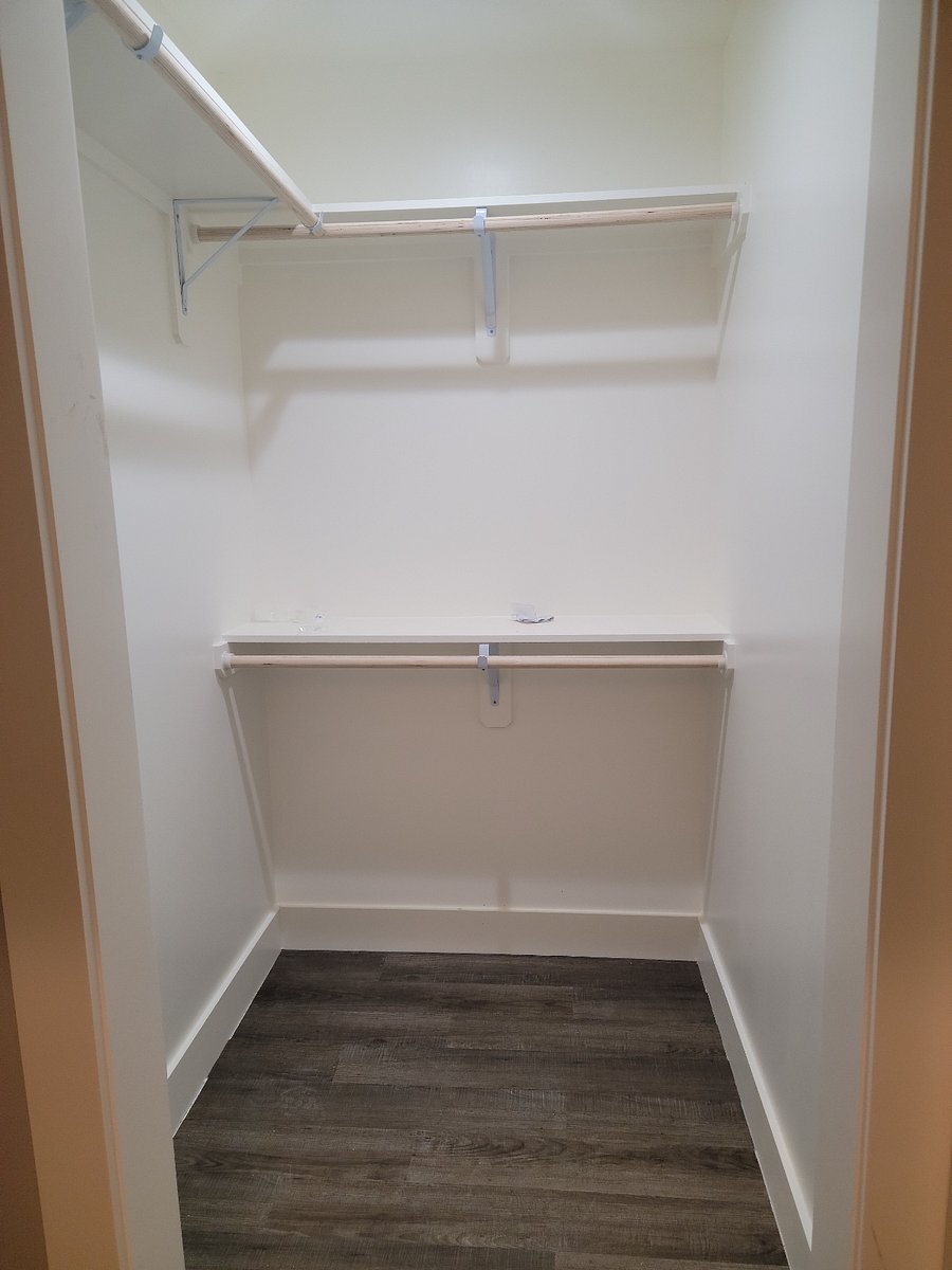 His & hers masterbedroom closet