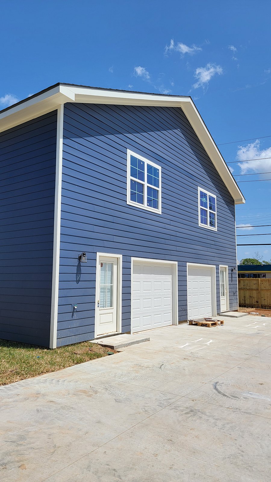 Only 1 garage allocated to this unit.