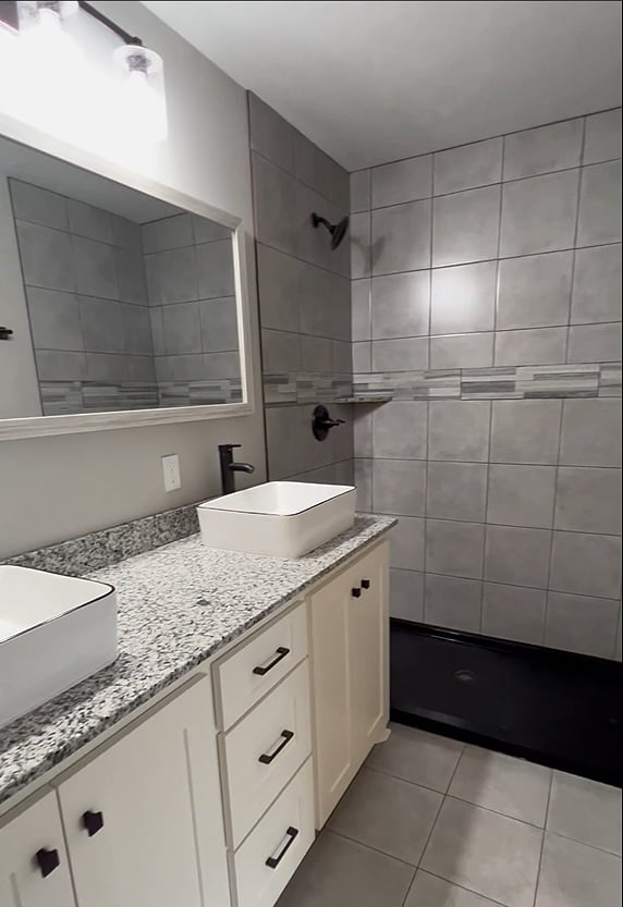 Main bathroom shower