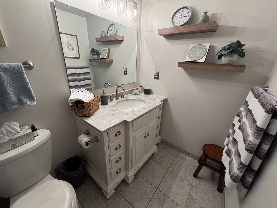 Full hallway bath