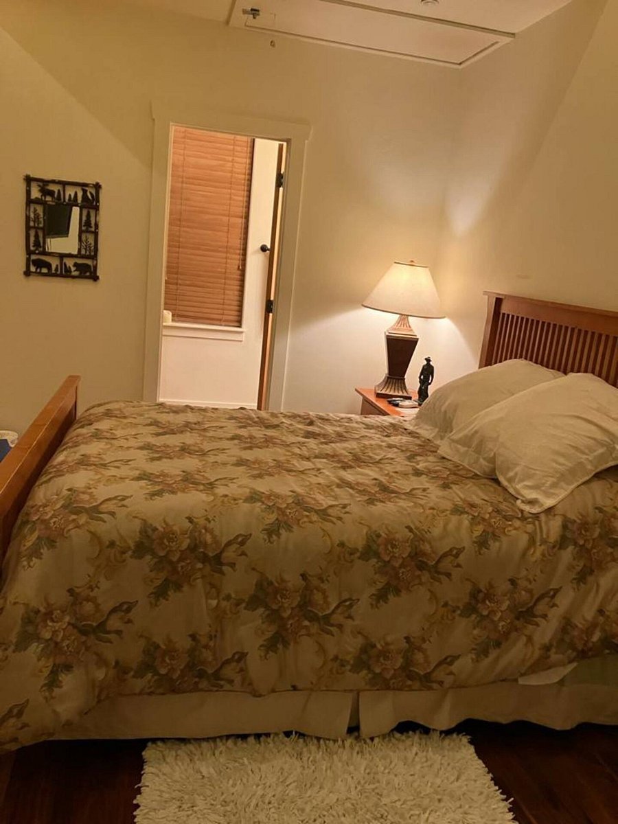 Smaller bedroom with Queen Bed and ensuite with tub