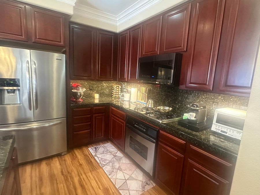 Fully stocked kitchen includes: microwave, dishwasher, fridge, KitchenAid Mixer and more