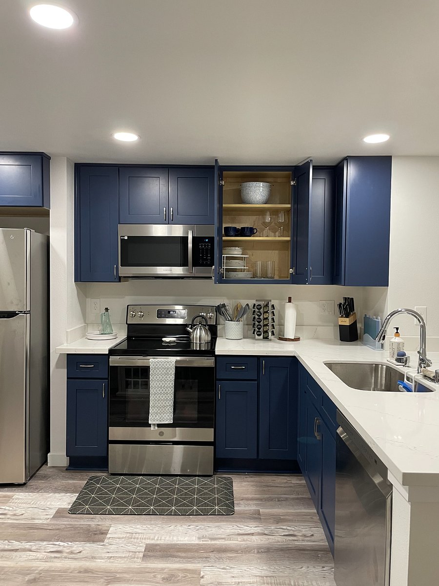 Fully equipped kitchen
Microwave, dishwasher, stove, coffeemaker, toaster, refrigerator
Plates, utensils, and cooking essentials