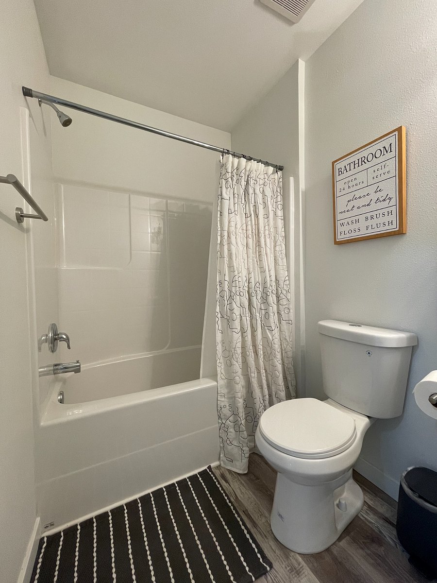 Full bathroom #1 with tub (Downstairs)