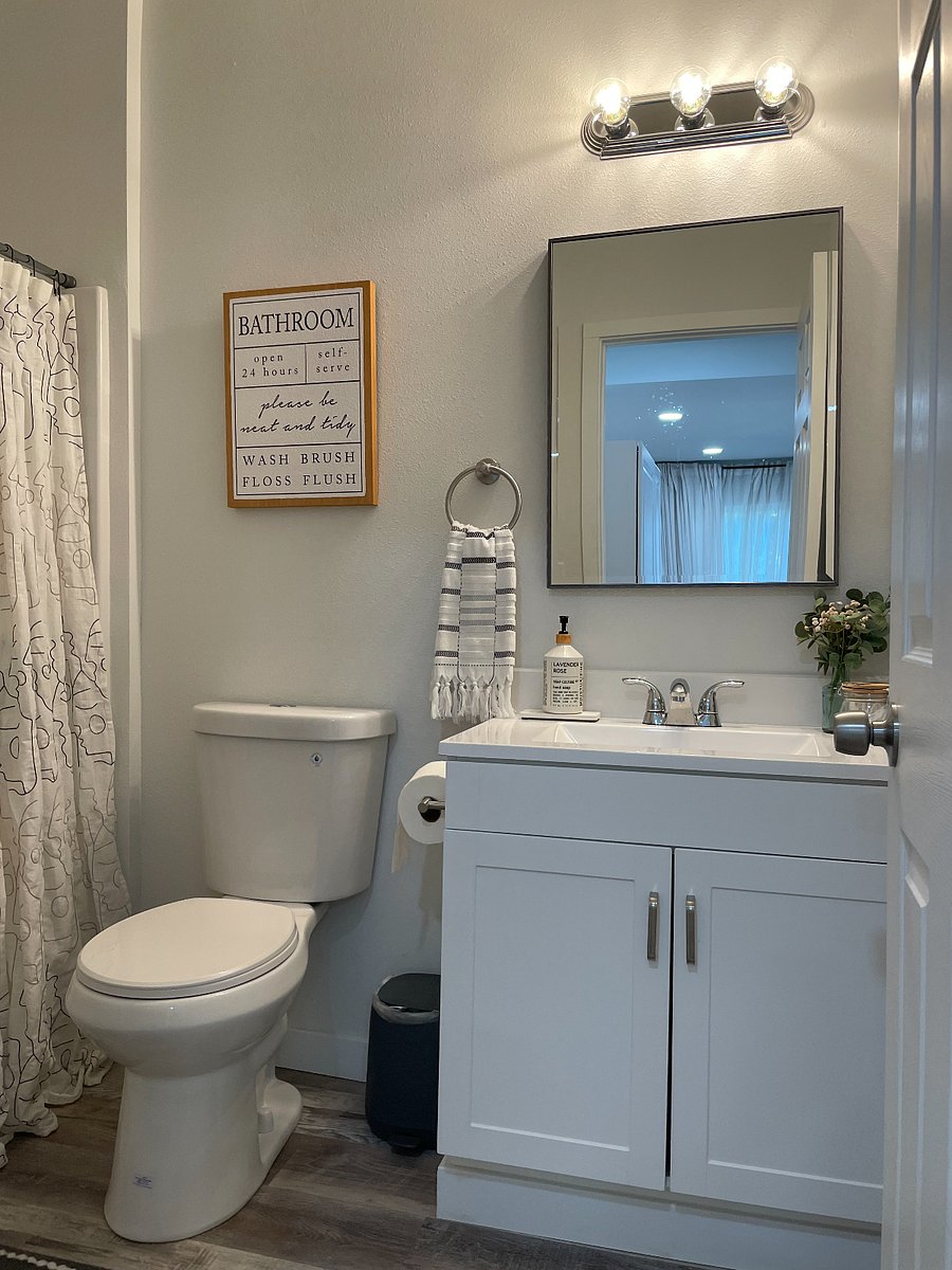 Full bathroom #1 with tub (Downstairs)