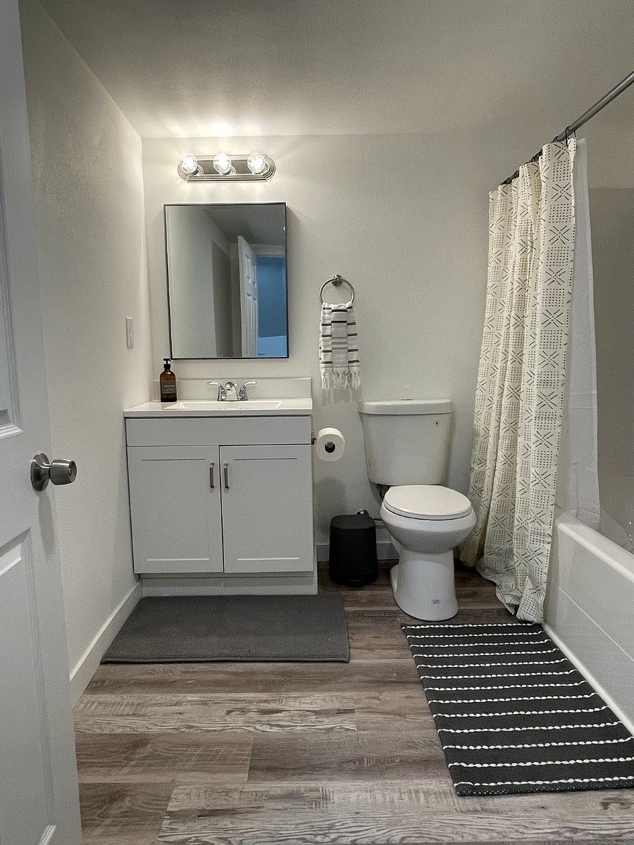 Full bathroom #2 with tub (Upstairs) 