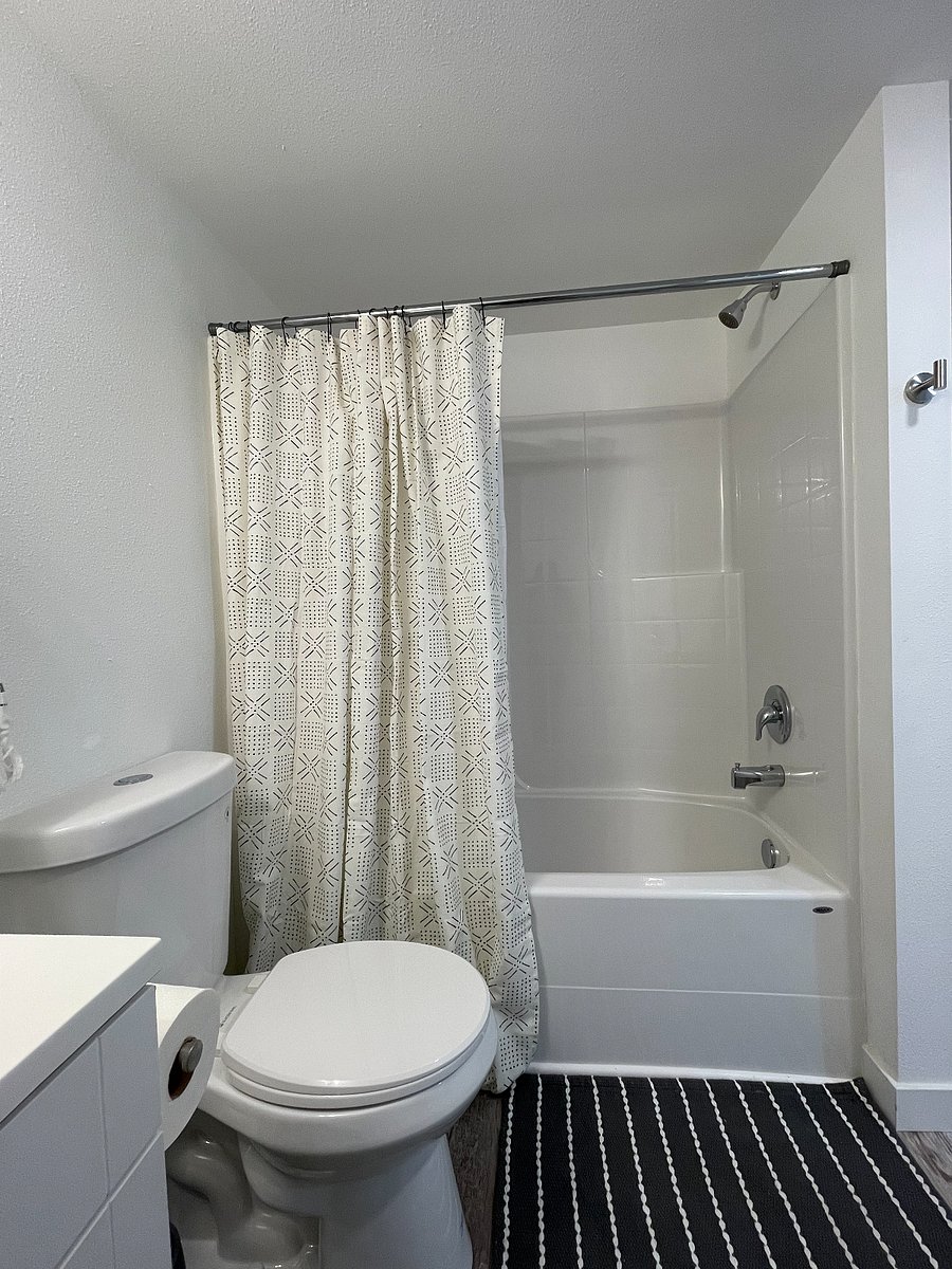 Full bathroom #2 with tub (Upstairs)
