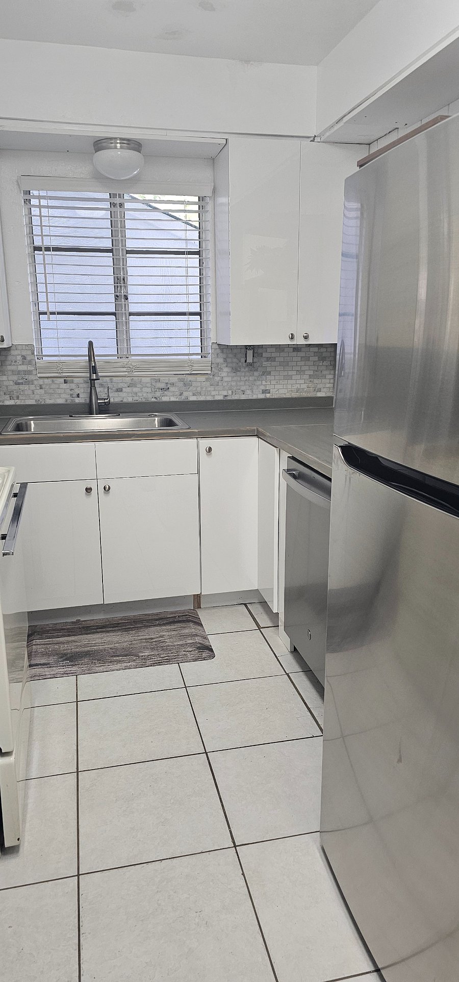 Kitchen, full size fridge, dishwasher, range
