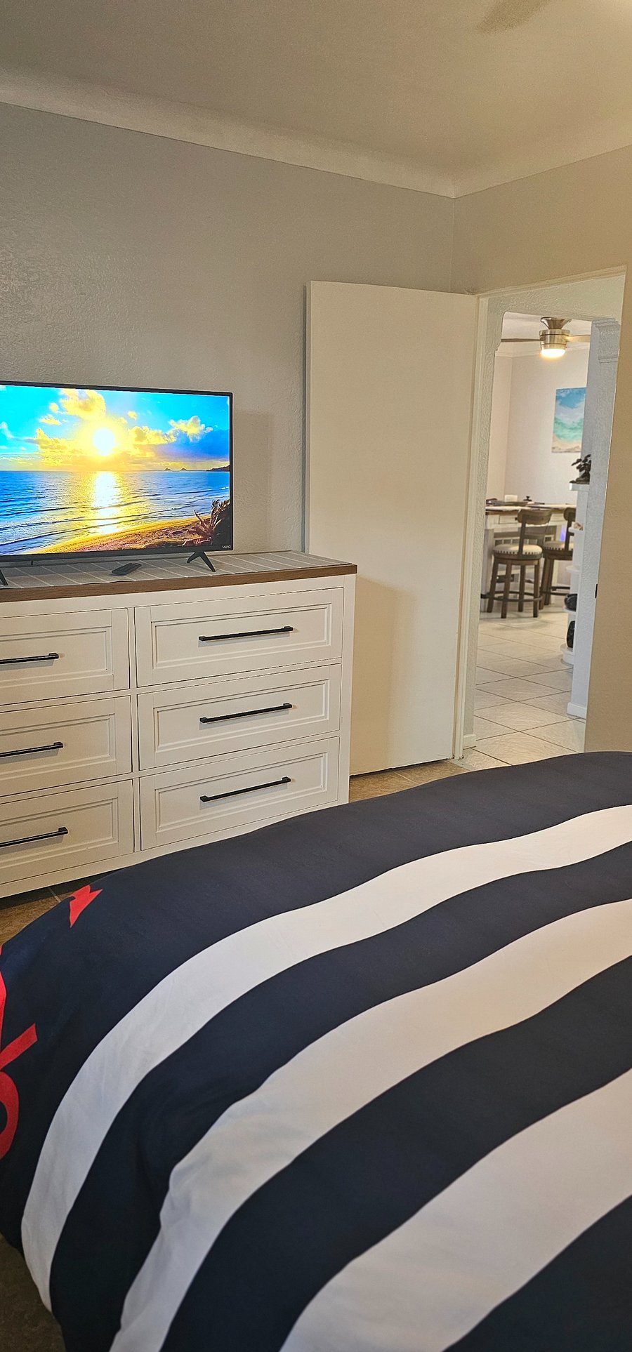 Master Bedroom, Smart TV 36"