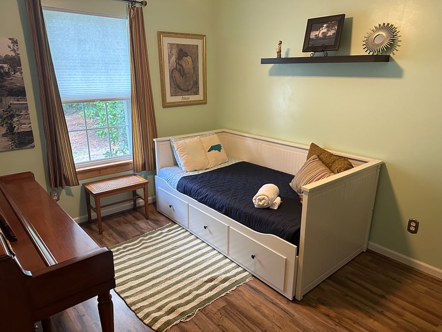 Third bedroom with "cloffice" workspace and piano