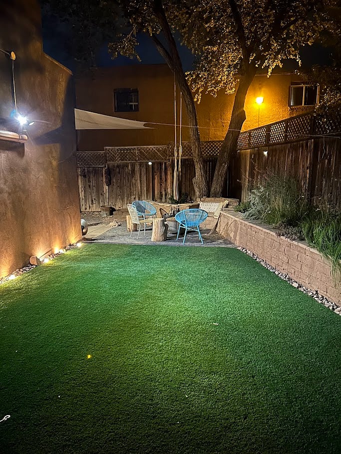 Evening lighting for quiet visits and long talks.