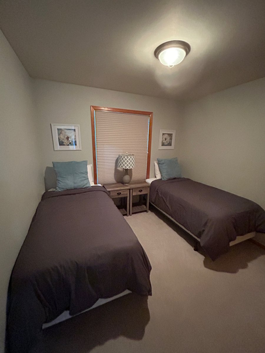2 twin beds in 4th bedroom
