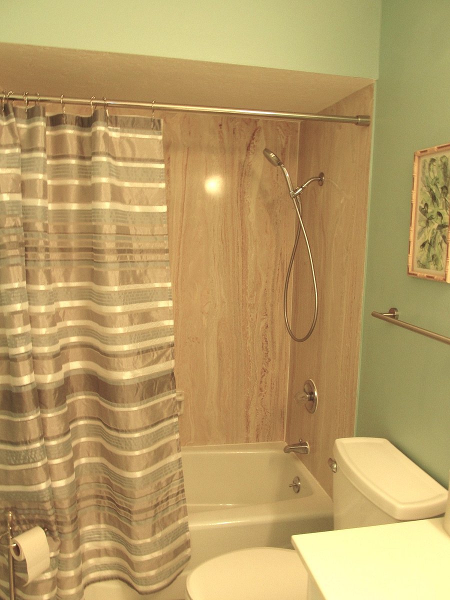 Handheld shower head, adjustable sprays.