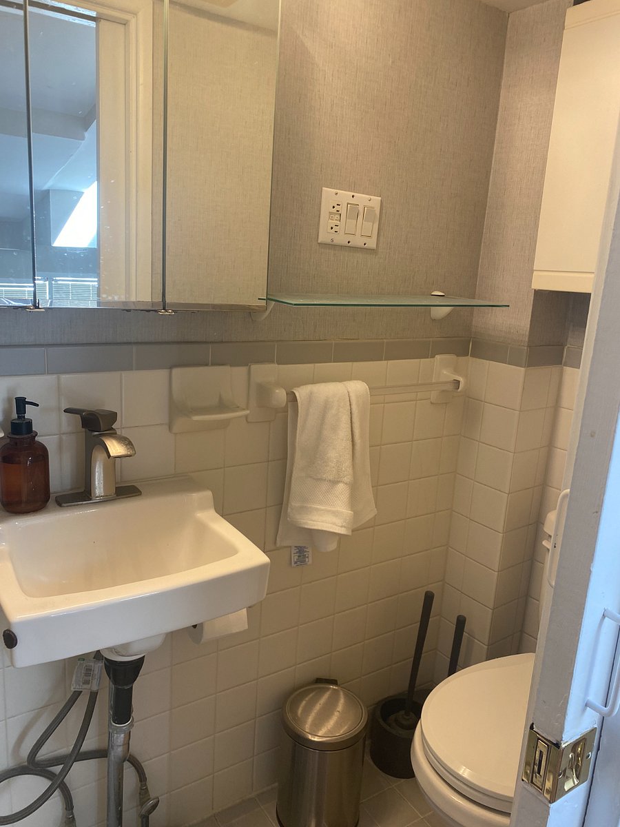 Second bathroom (small)