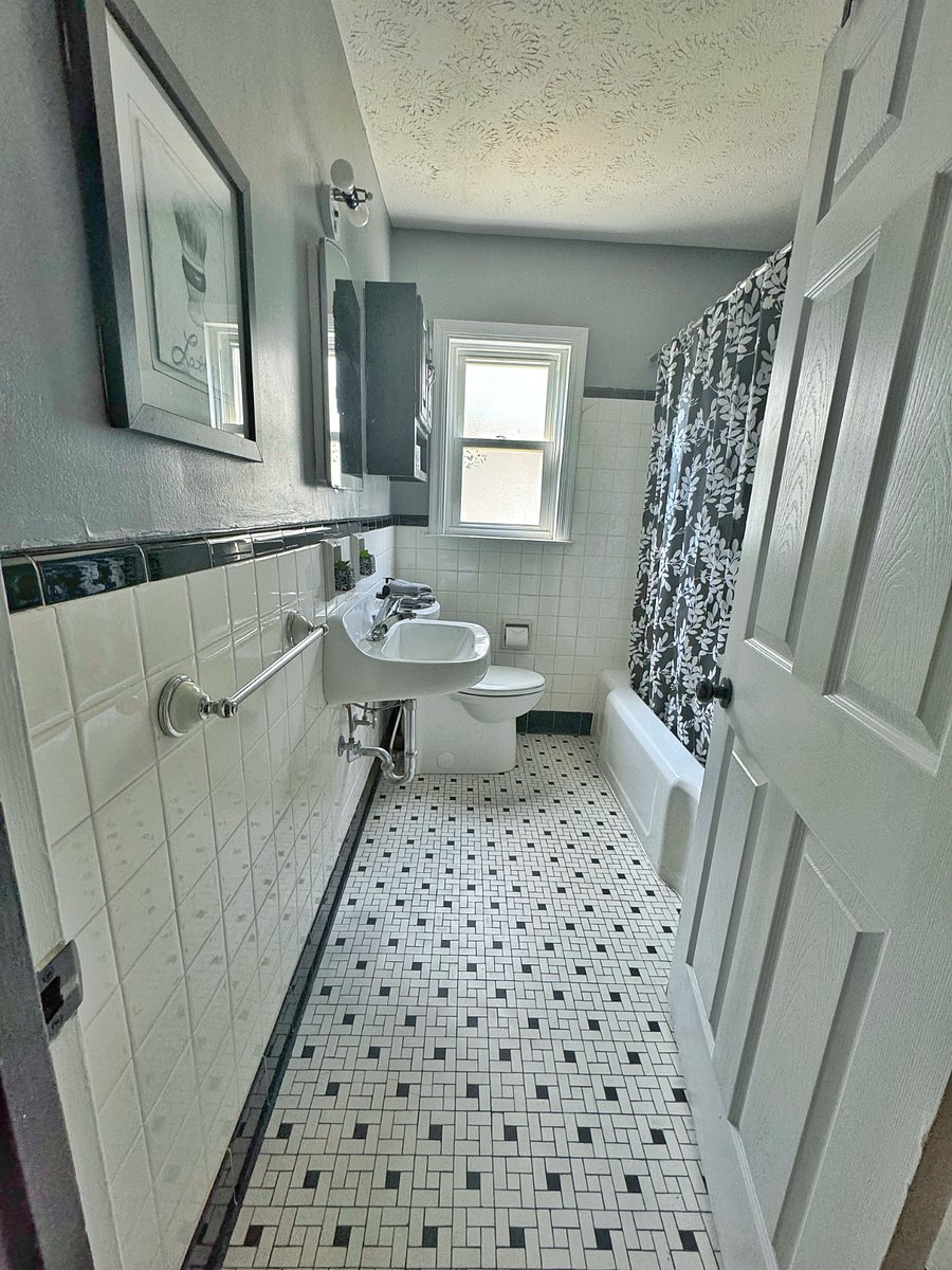 Bright & Fresh Simple, modern, and easy to maintain during your stay.