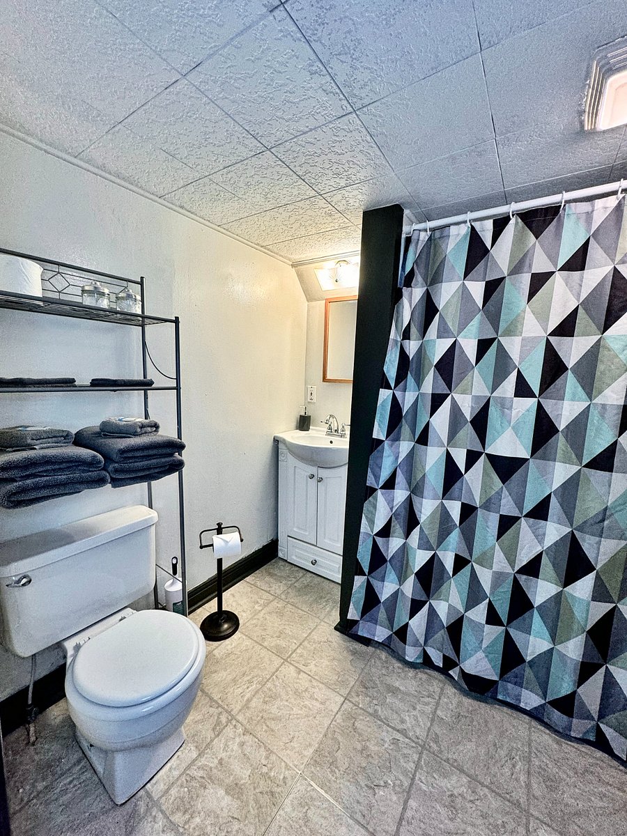 Basement Unit: Bright & Fresh Simple, modern, and easy to maintain during your stay.
