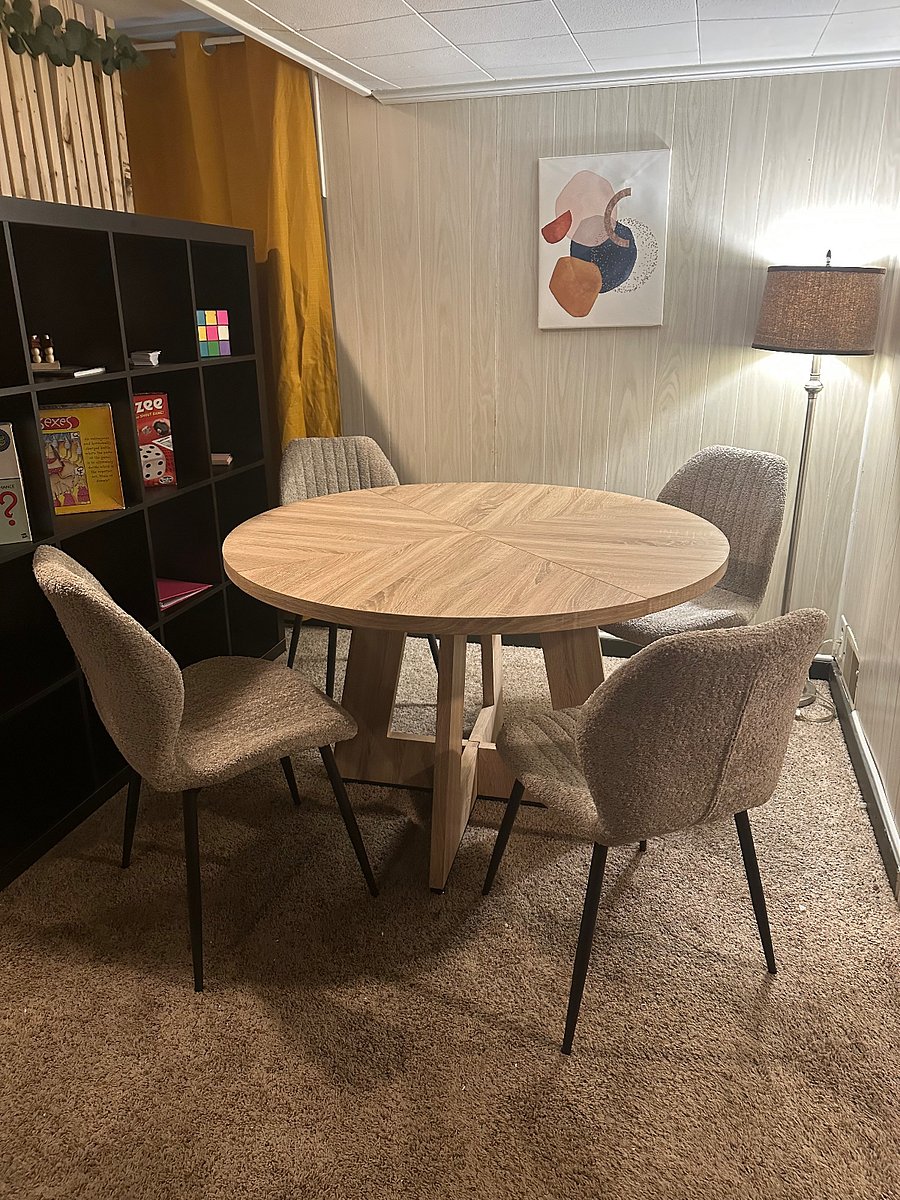 Basement Unit: Separate Dining Area / Workspace Ideal for remote work, studying, or enjoying a home-cooked meal