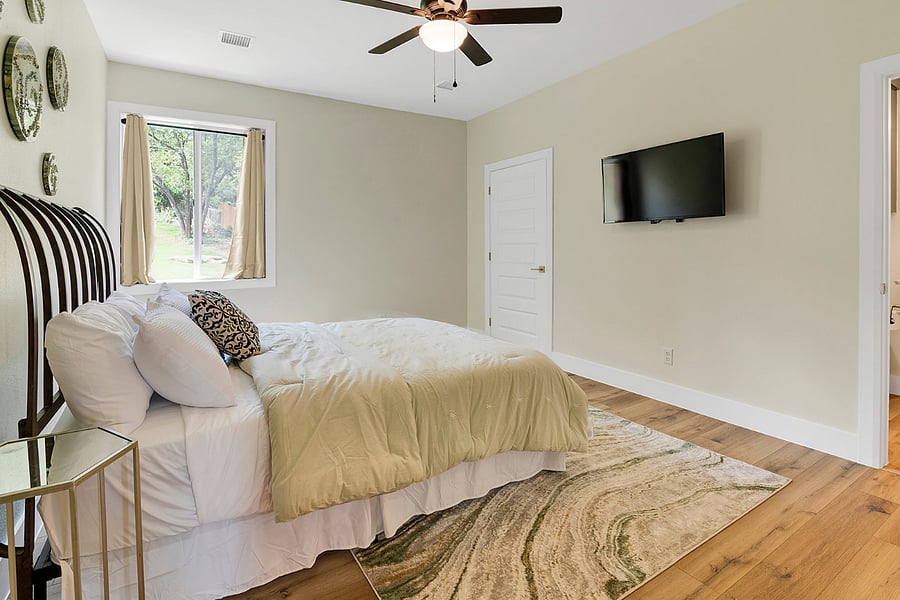 Bedroom 2- Queen Bed sleeps 2, Smart TV, full walkin closet