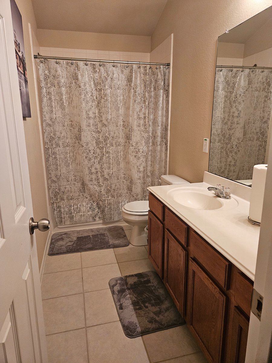 Upstairs full bathroom
