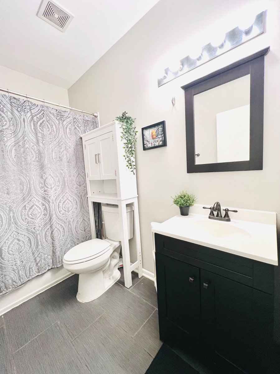 Full Bath 2 with bath tub