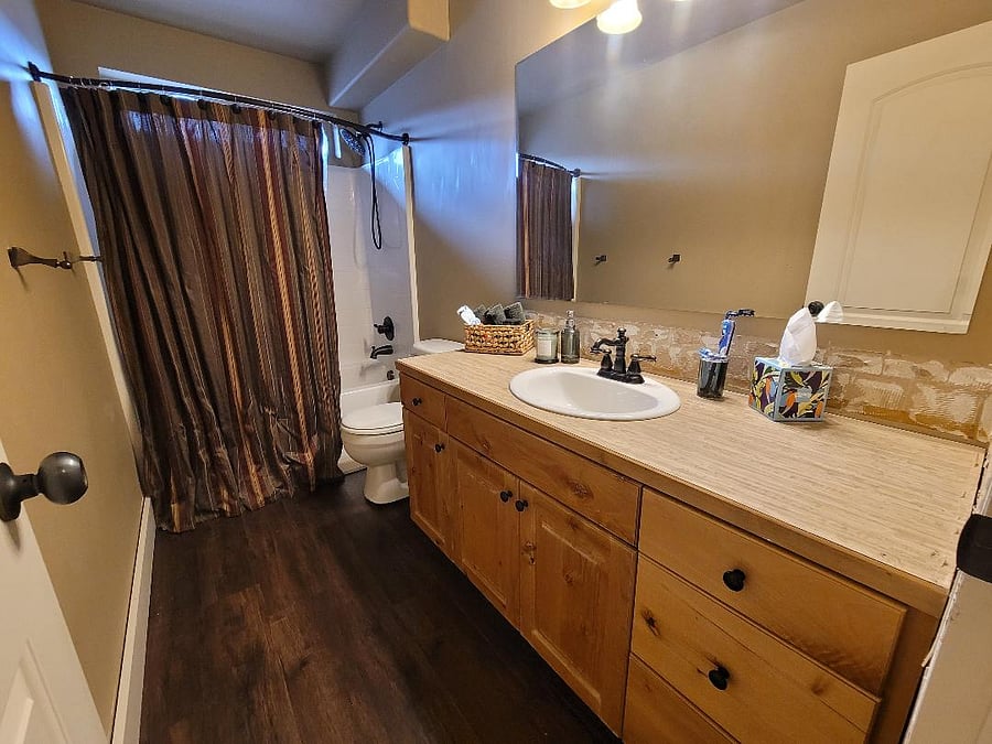 Bathroom 2 Upstairs; backsplash has been replaced...new photos coming soon!