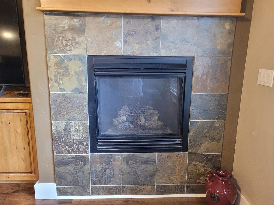 Gas fireplace in the livingroom for cozy atmosphere.