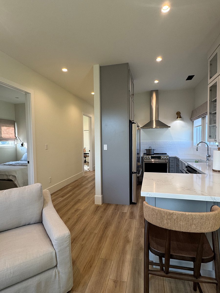 Kitchen/
Swivel chair and Bedroom view