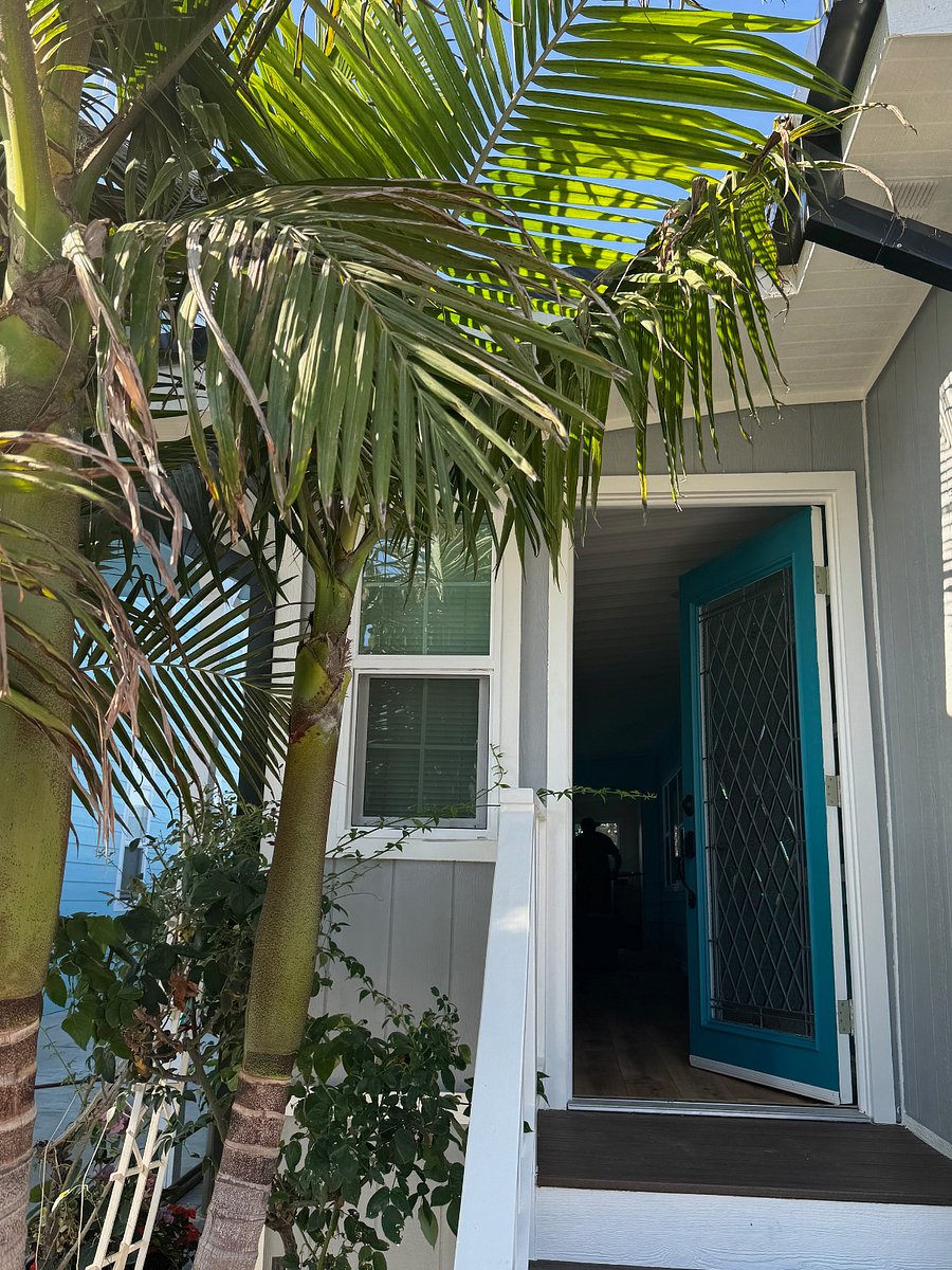 CLEAN HOME. OPEN FLOORPLAN WITH YOUR OWN PRIVATE AND SECURE SEPARATE COTTAGE. EVERYONE WANTS TO LIVE HERE... 