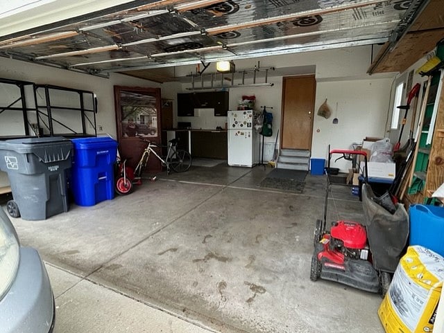 2 car garage
Extra Fridge and Freezer