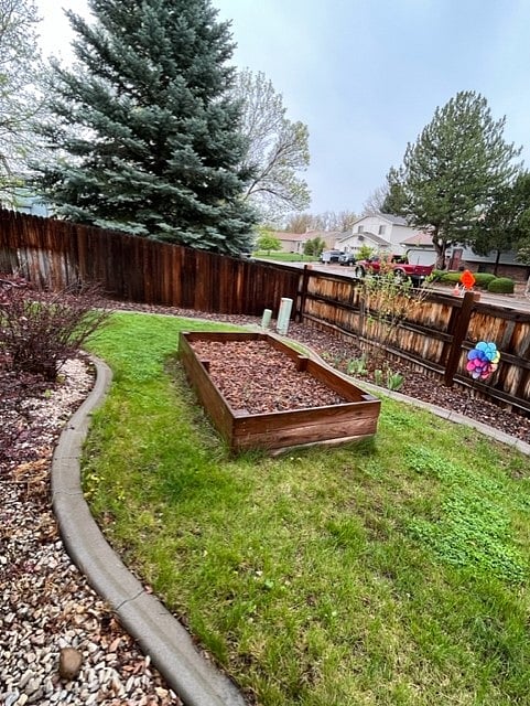 Raised garden bed