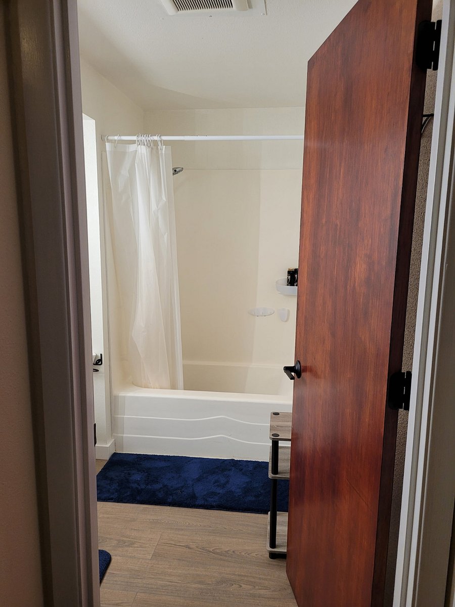 Upstairs bath with tub/shower. 