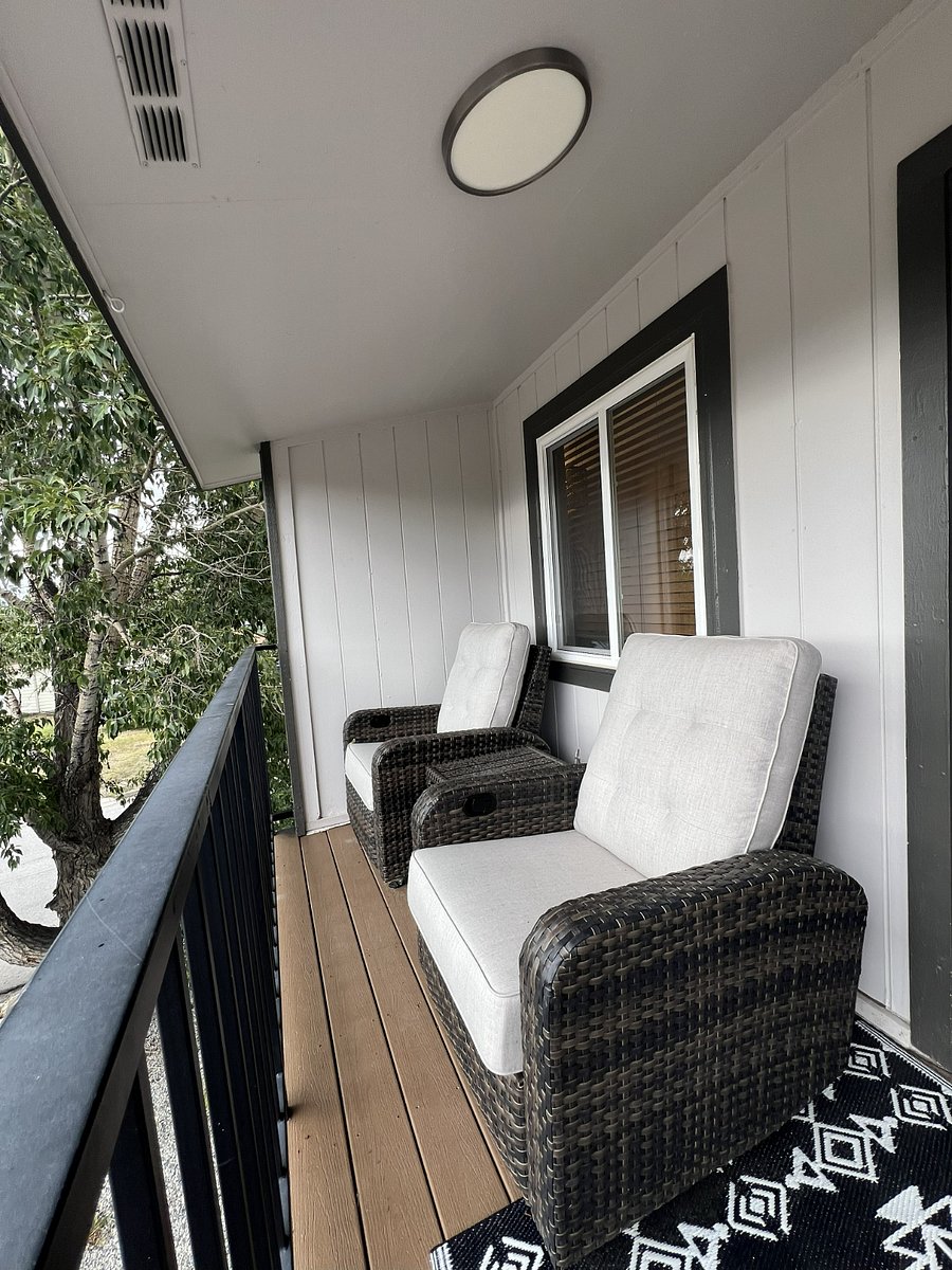 Lane recliners on primary deck