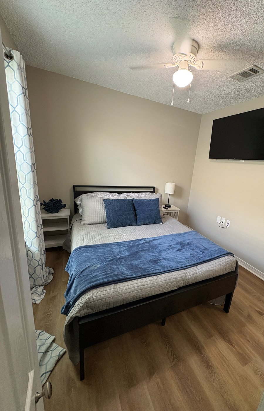 Guests Bedroom #2:
Full size bed and TV