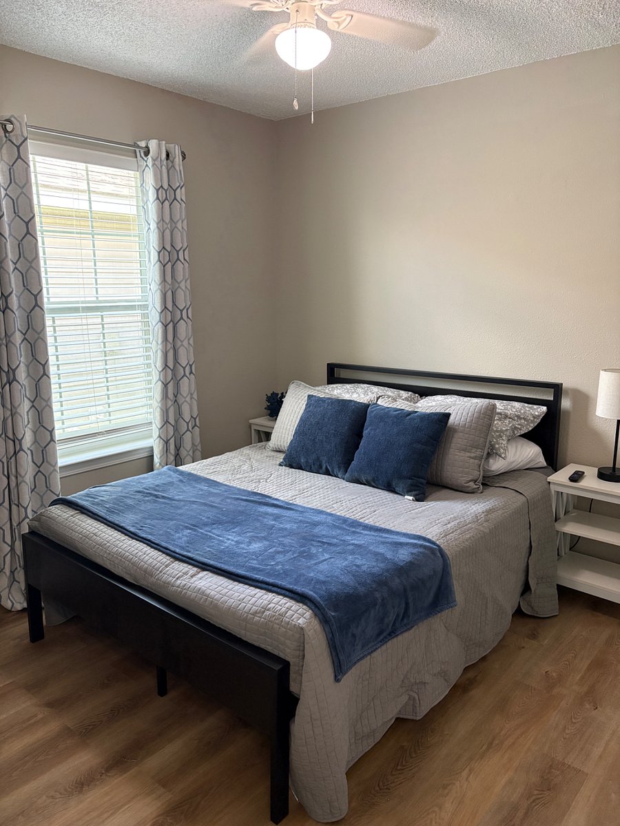 Guests Bedroom #2:
Full size bed and TV