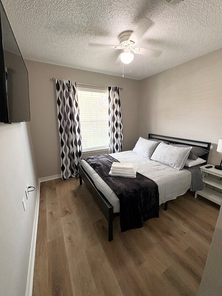 Guests Bedroom #1:
Full size bed and TV