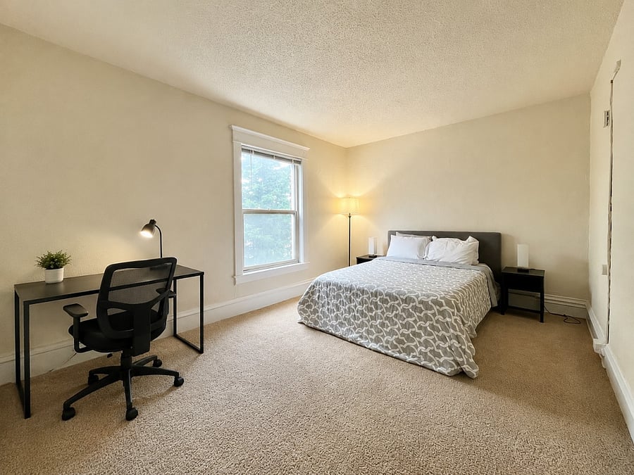 Spacious 1 bedroom with queen size bed